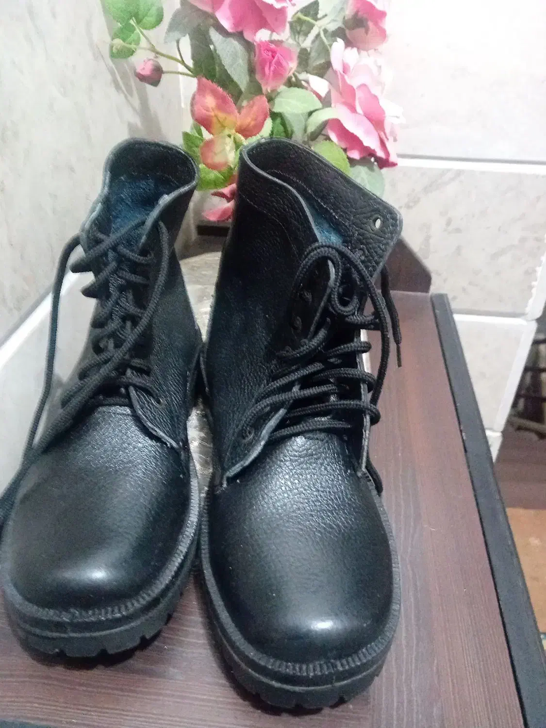 پوتین سربازی|کیف، کفش، کمربند|قم, باغ کرباسی|دیوار