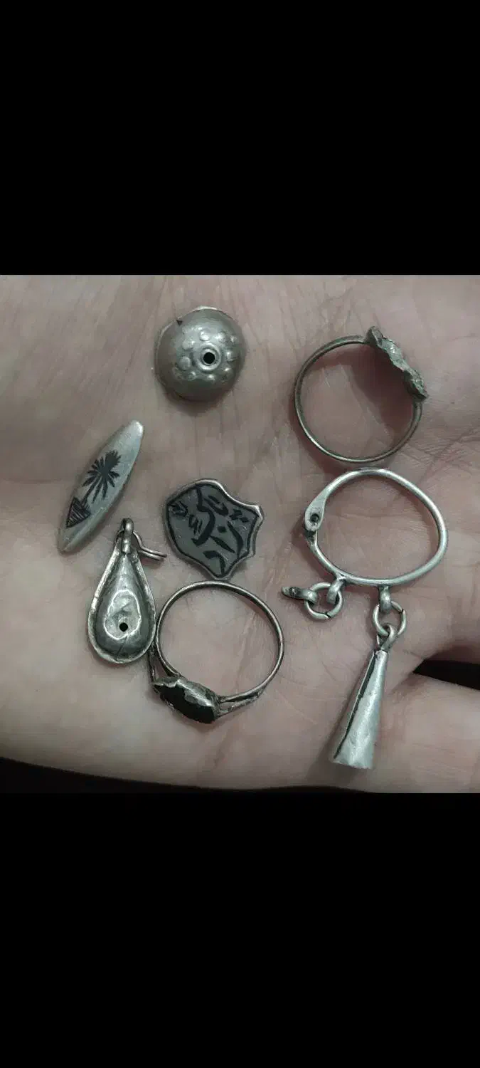 نقره  پلاک سیاه قلم سالم با حلقه سکه قاجاری مدال|کلکسیون اشیاء عتیقه|نسیم‌شهر, |دیوار