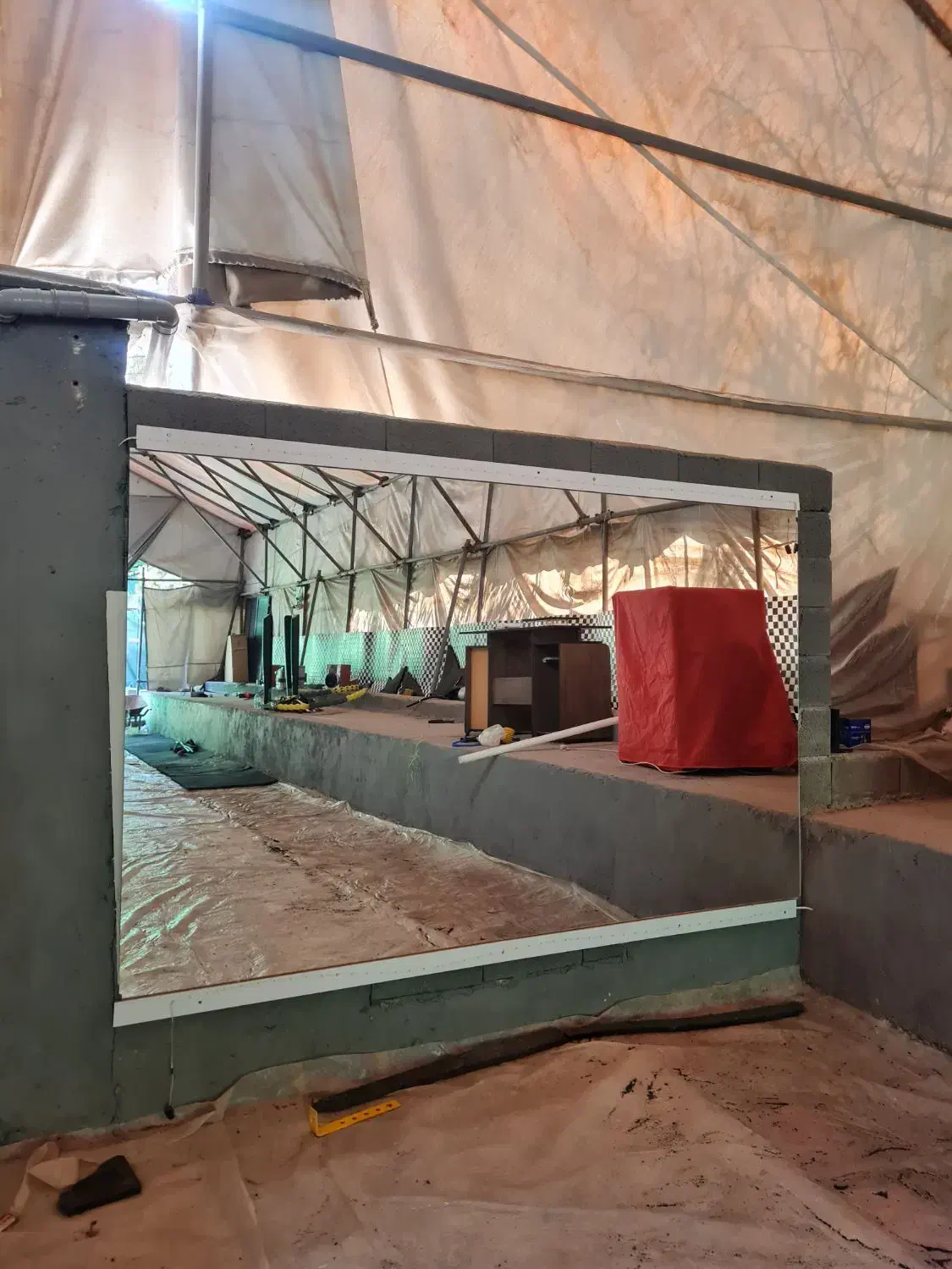 آینه ی بزرگ|آینه|اصفهان, مرداویج|دیوار