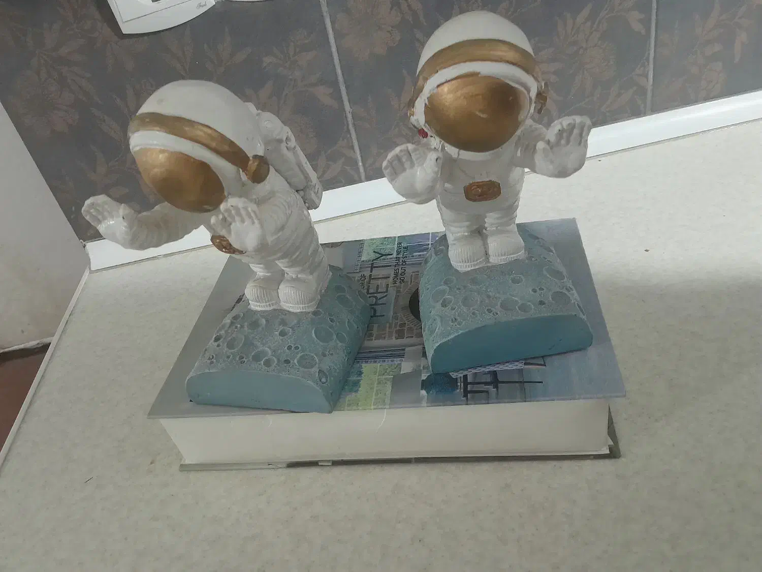 مجسمه|مجسمه، تندیس، ماکت|شاهین‌شهر, مسکن مهر|دیوار