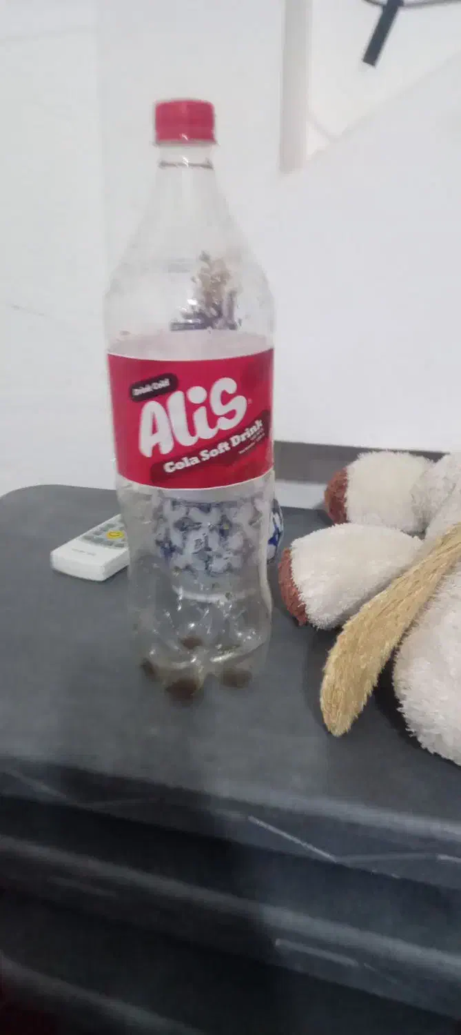 تعدادی بطری نوشابه ۱/۵|ظروف نگهدارنده، پلاستیکی، یکبارمصرف|کرباسک, |دیوار