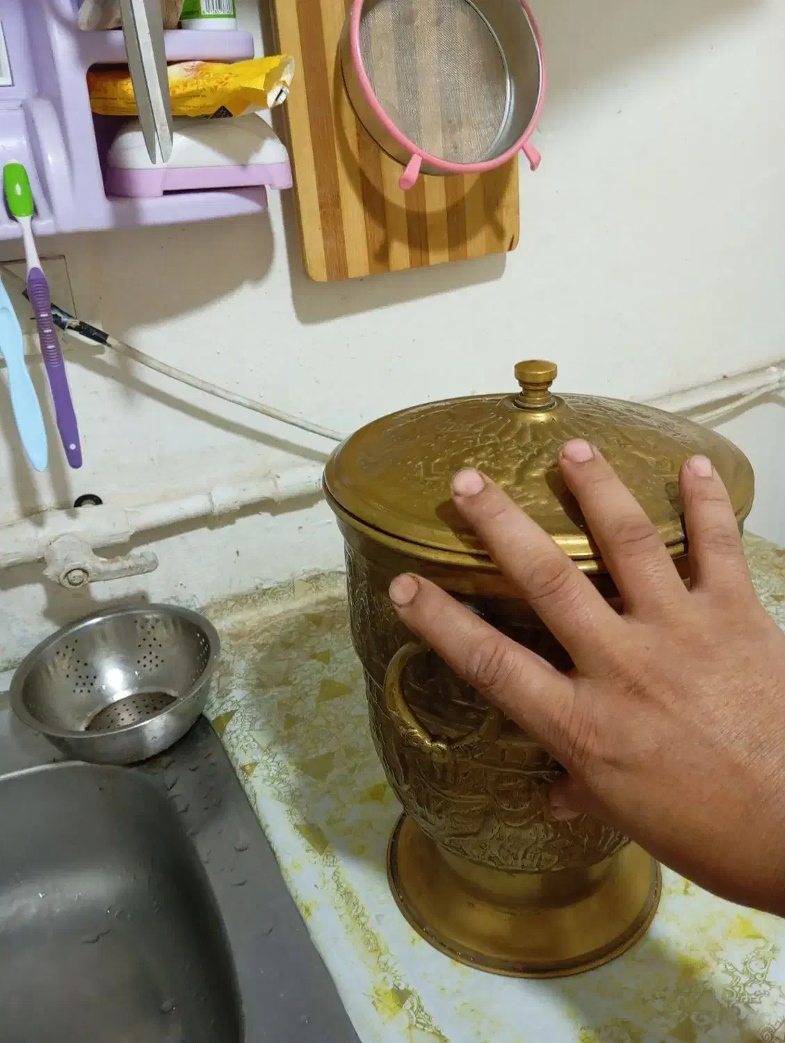 سطل برنجی|کلکسیون اشیاء عتیقه|طرقبه, |دیوار