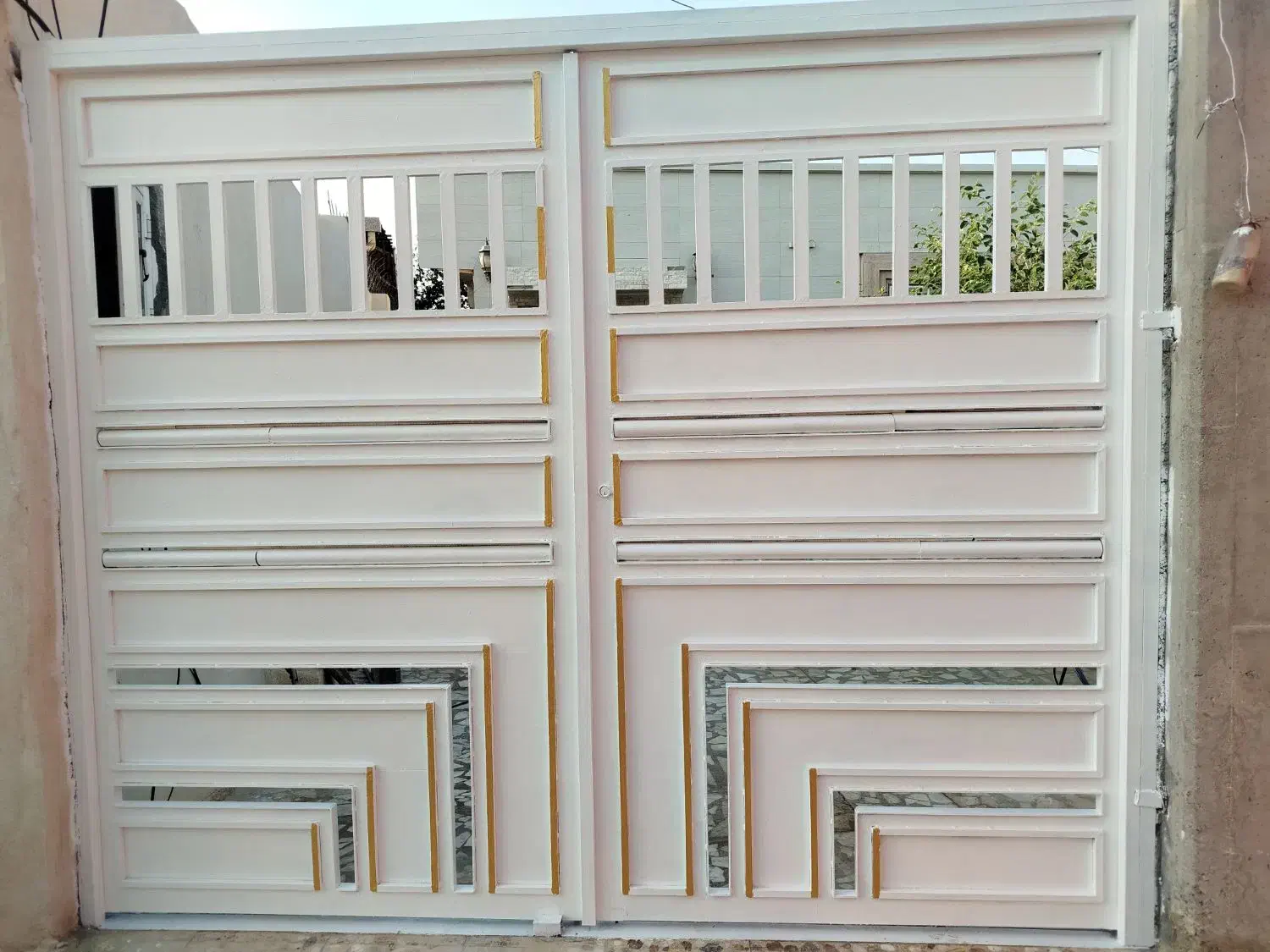 در حیاط نرده و پنچره رنگ کاری با دقت|خدمات پیشه و مهارت|خورموج, |دیوار