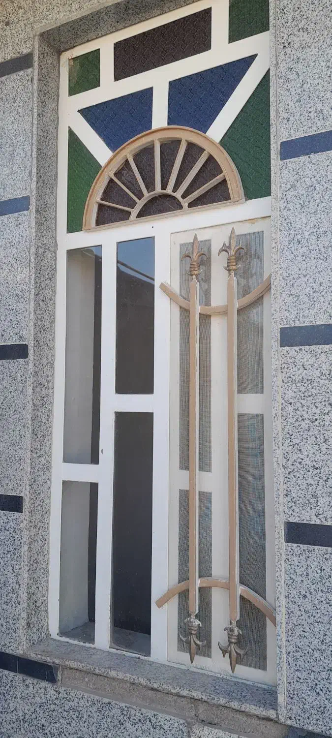 در وپنجره کارکرده همراه با شیشه حد نو و درب چوبی|مصالح و تجهیزات ساختمان|کوهدشت, |دیوار