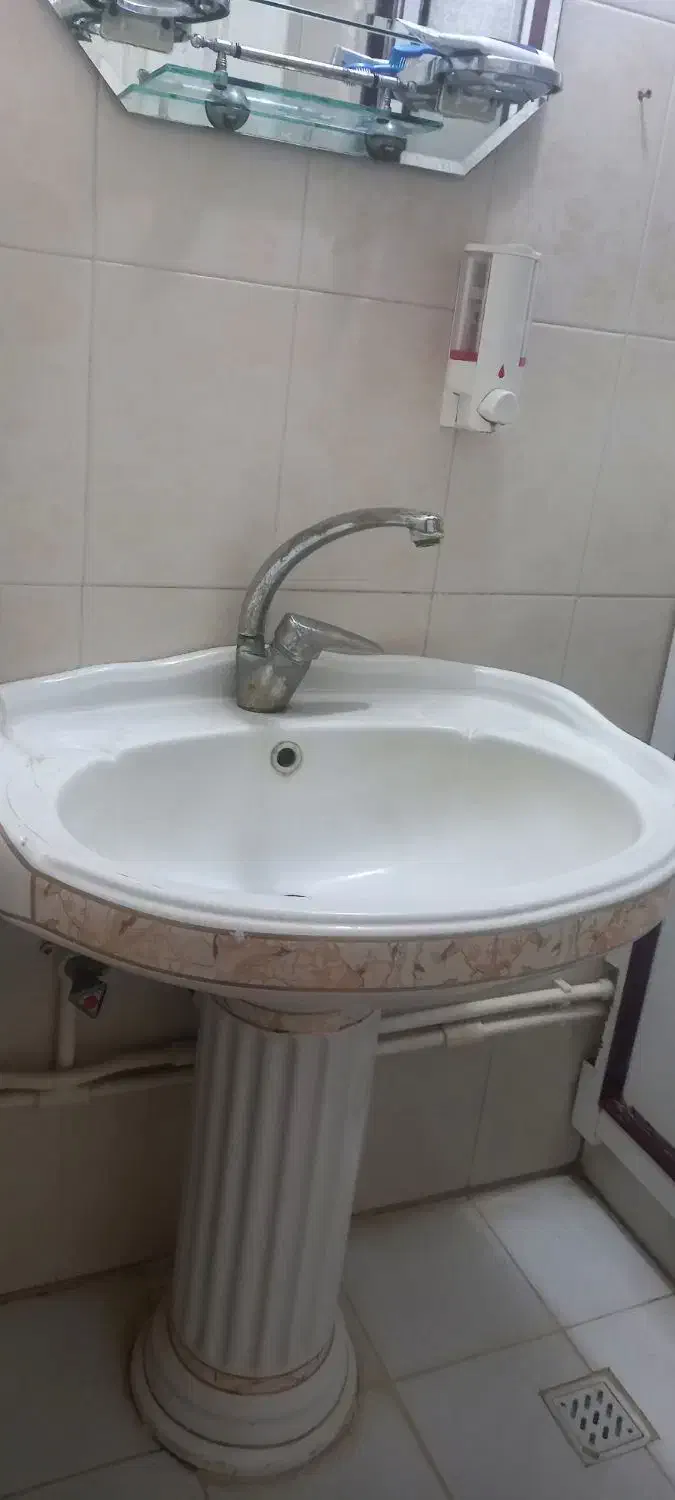 روشویی کارکرده همراه با آینه و شیر|لوازم سرویس بهداشتی|مرند, |دیوار