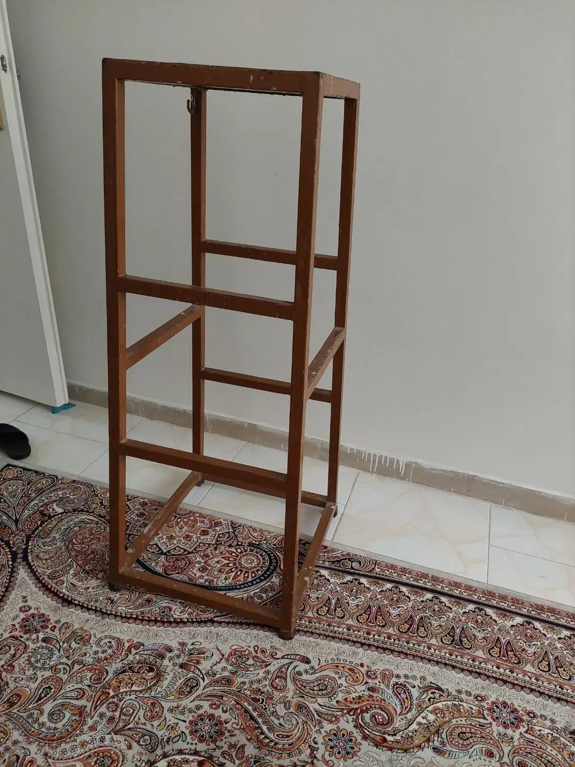 چهارپایه فلزی محکم کلیدوپریزبرق|صندلی و نیمکت|اندیشه, اندیشه فاز ۱|دیوار