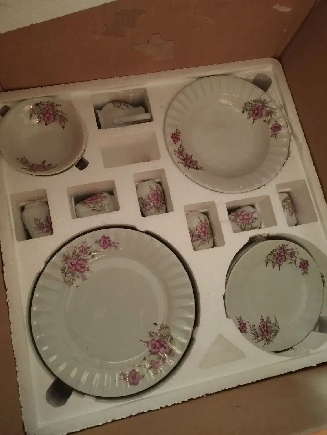 ظرف چینی ۶ نفره کامل با کارتن گل سرخ|ظروف سرو و پذیرایی|رباط‌کریم, الارد|دیوار