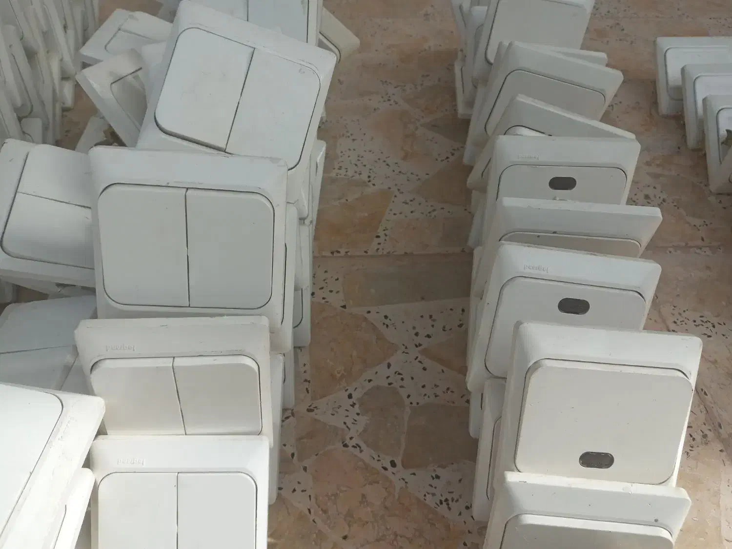 چراغ هالوژن دور شیشه ای آباریس.کلید وپریز|لامپ و چراغ|الوند, |دیوار