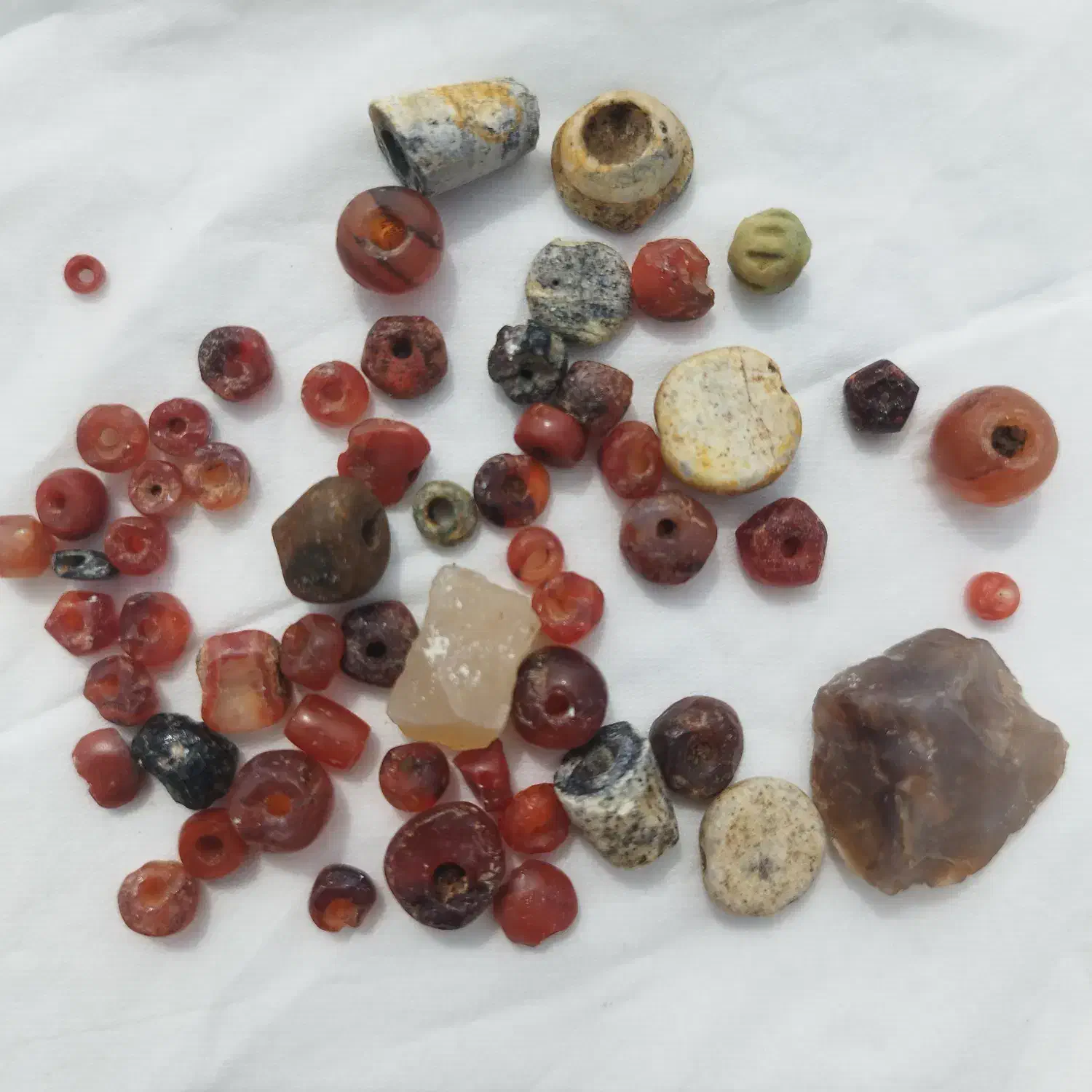 مهره های قدیمی عقیق|کلکسیون اشیاء عتیقه|مشگین شهر, |دیوار