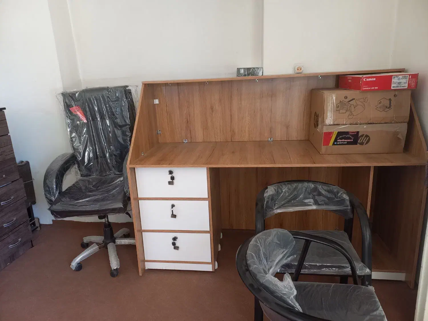 میزپیشخوان وصندلی چر۷دار و۲عدد صندلی انتظار|میز تحریر و کامپیوتر|چادگان, |دیوار