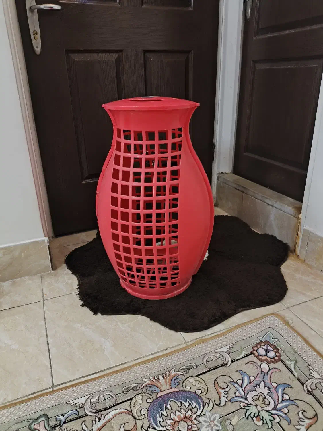 سبد خمره ایی بزرگ|ظروف نگهدارنده، پلاستیکی، یکبارمصرف|اصفهان, باغ فدک|دیوار