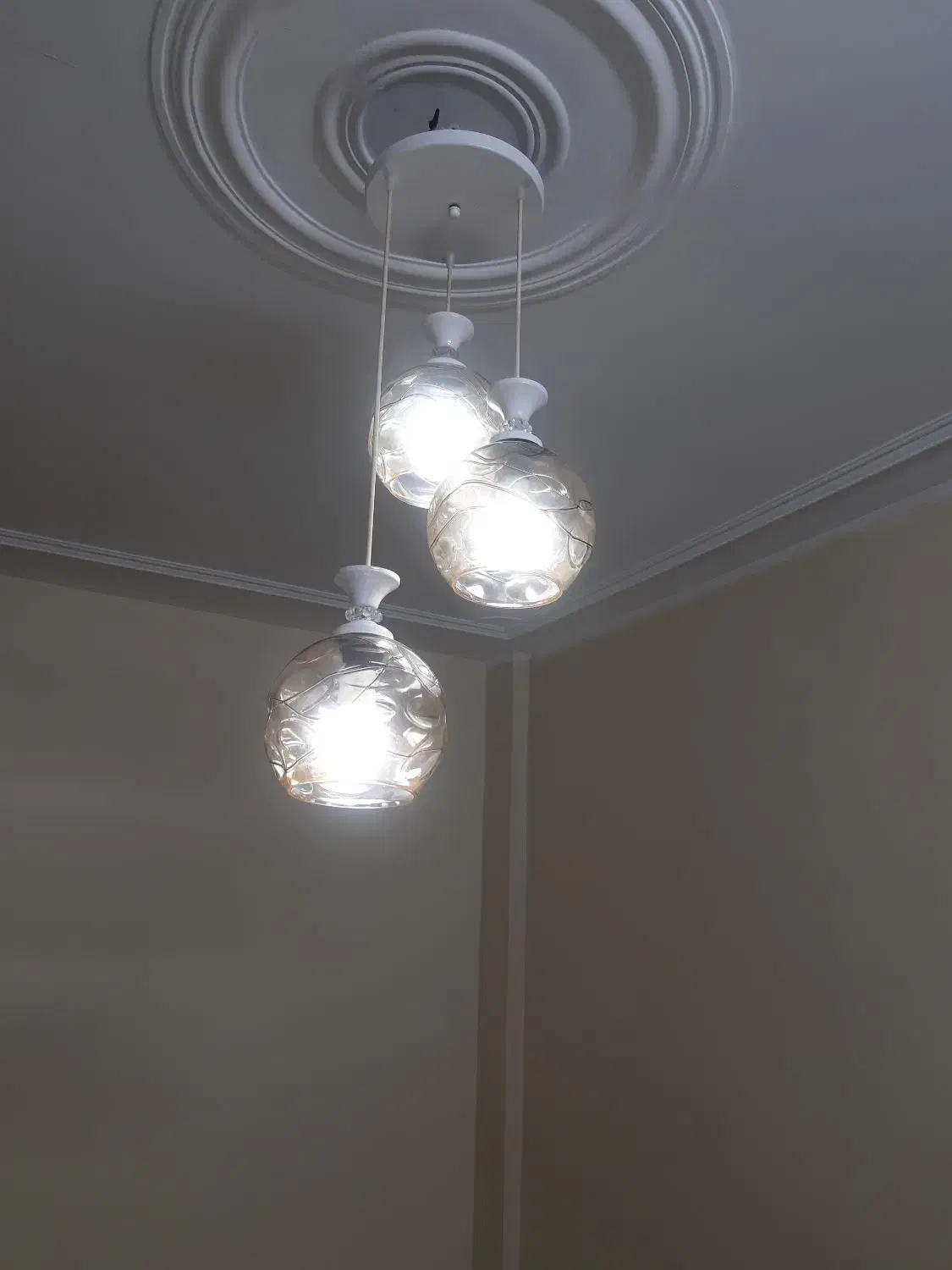 لوستر ۳ شاخه آشپزخونه یا اتاق خواب|لوستر و چراغ آویز|اندیشه, اندیشه فاز ۳|دیوار