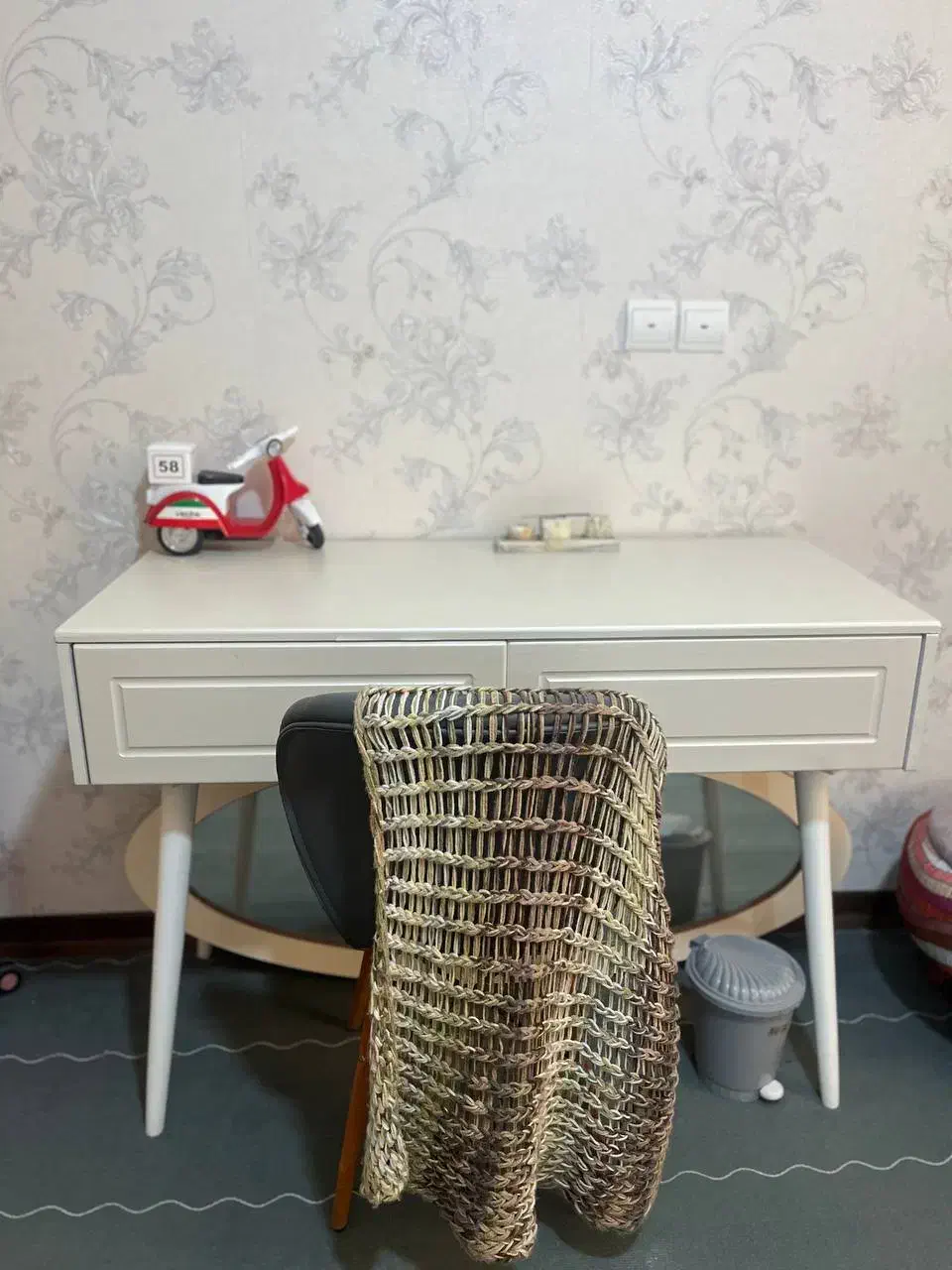 میز تحریر و صندلی|میز تحریر و کامپیوتر|صدرا-فارس, فاز ۱|دیوار