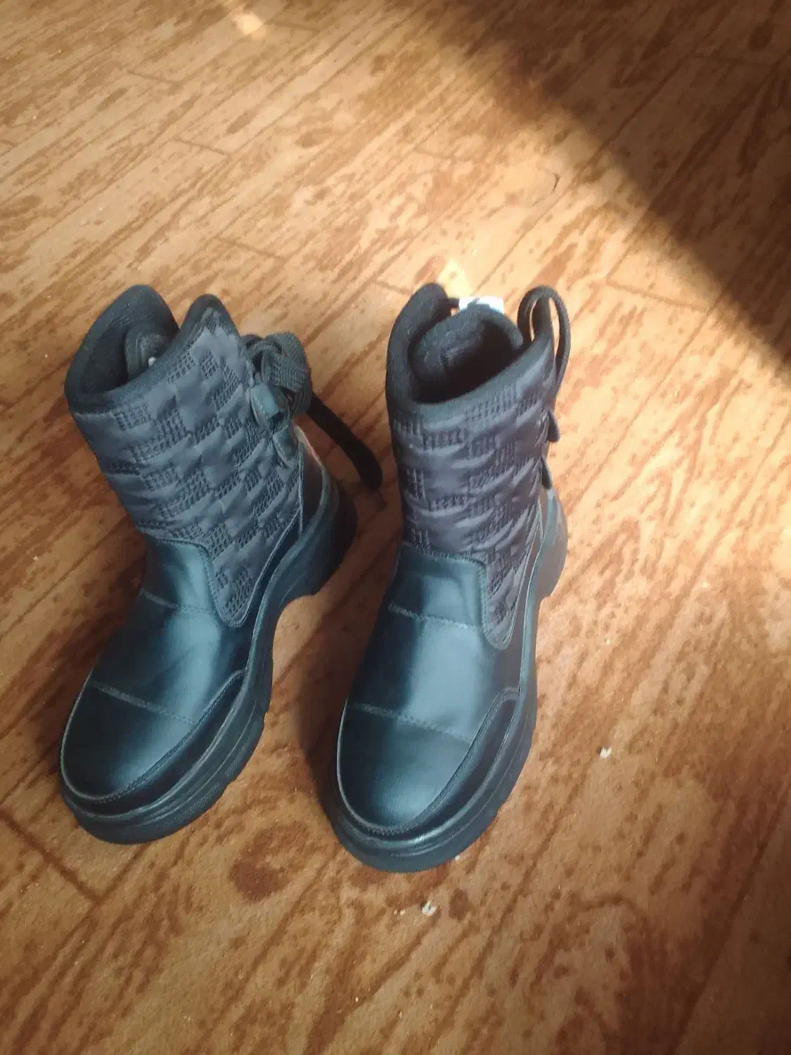 یک جفت کفش نیم بوت|کیف، کفش، کمربند|تربت جام, میان جام|دیوار