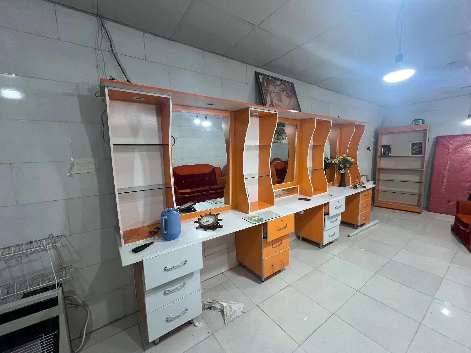 دکور ارایشگاه|آرایشگاه و سالن‌های زیبایی|سیرجان, |دیوار