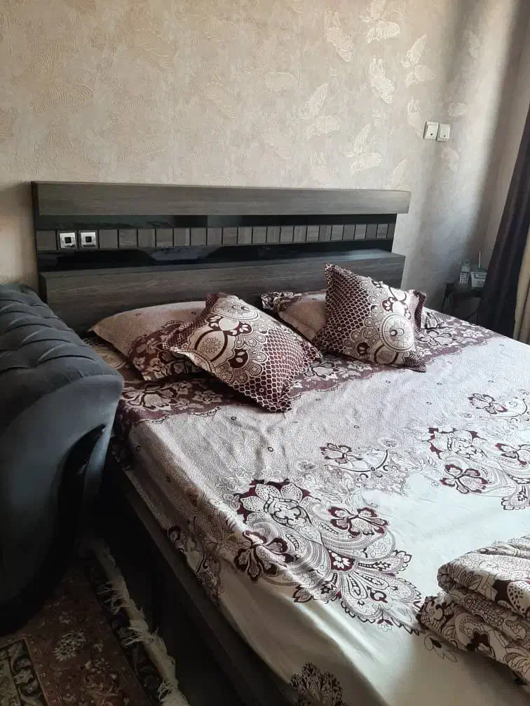 تخت دونفره بهمراه پاتختی و دراور و آیینه|تخت و سرویس خواب|تهران, شهرک چیتگر|دیوار