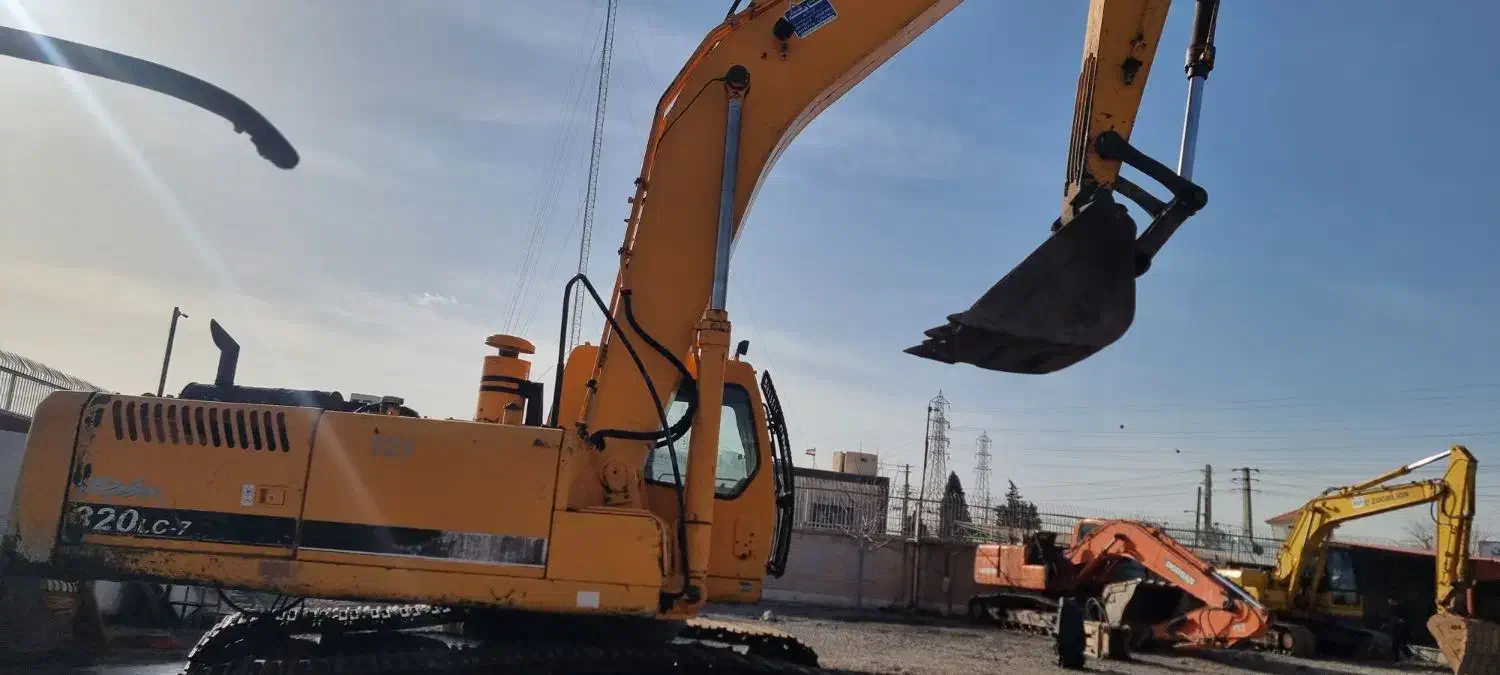 بیل هیوندا ۳۲۰مدل ۲۰۰۸|خودرو سنگین|اسلام‌شهر, ملک‌آباد|دیوار