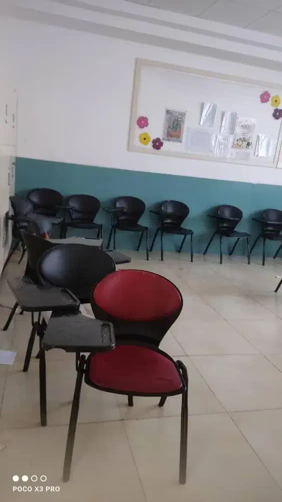 تجهیزات مدرسه(آگهی فروش کمد وصندلی دسته دار و میز)|صندلی و نیمکت|شیراز, فرهنگ شهر|دیوار