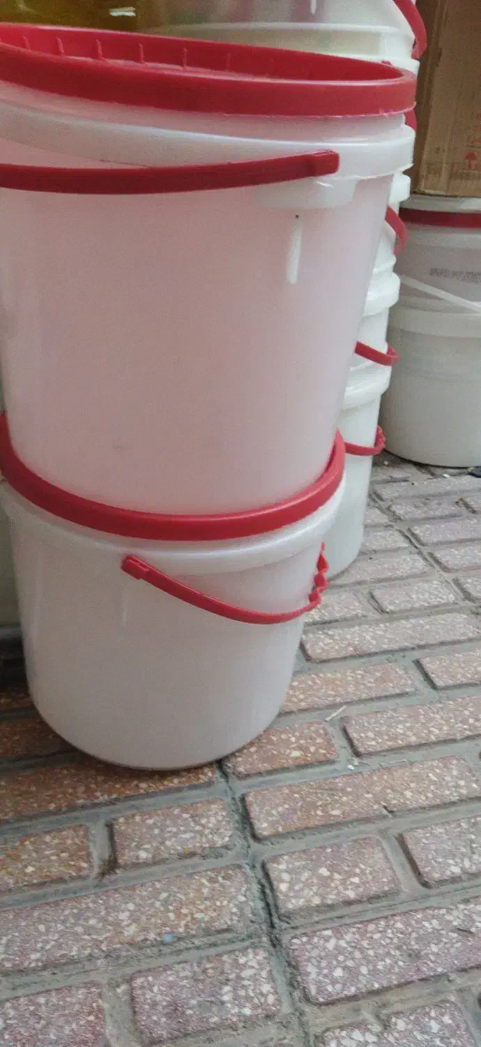 تعدادی دبه وگالن|ظروف نگهدارنده، پلاستیکی، یک‌بارمصرف|کرمانشاه, |دیوار