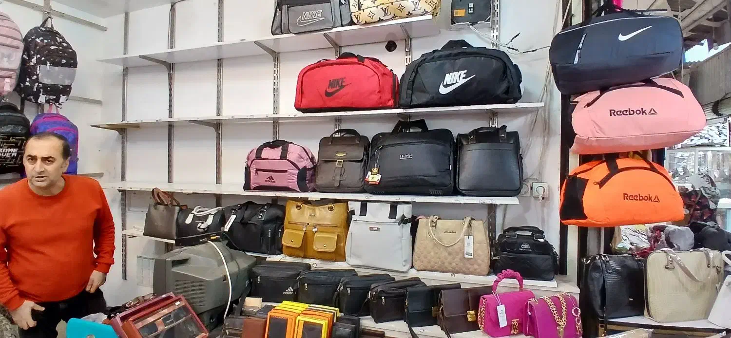 ویترین مغازه کیف فروشی|فروشگاه و مغازه|آستارا, |دیوار