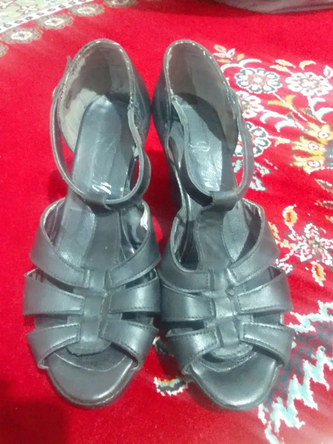 کفش|کیف، کفش، کمربند|اقبالیه, |دیوار