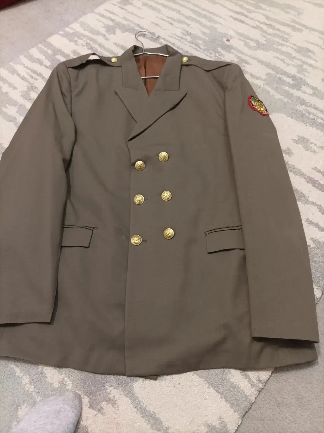 کت و پیراهن نظامی|لباس|گلبهار, شهر جدید گلبهار|دیوار