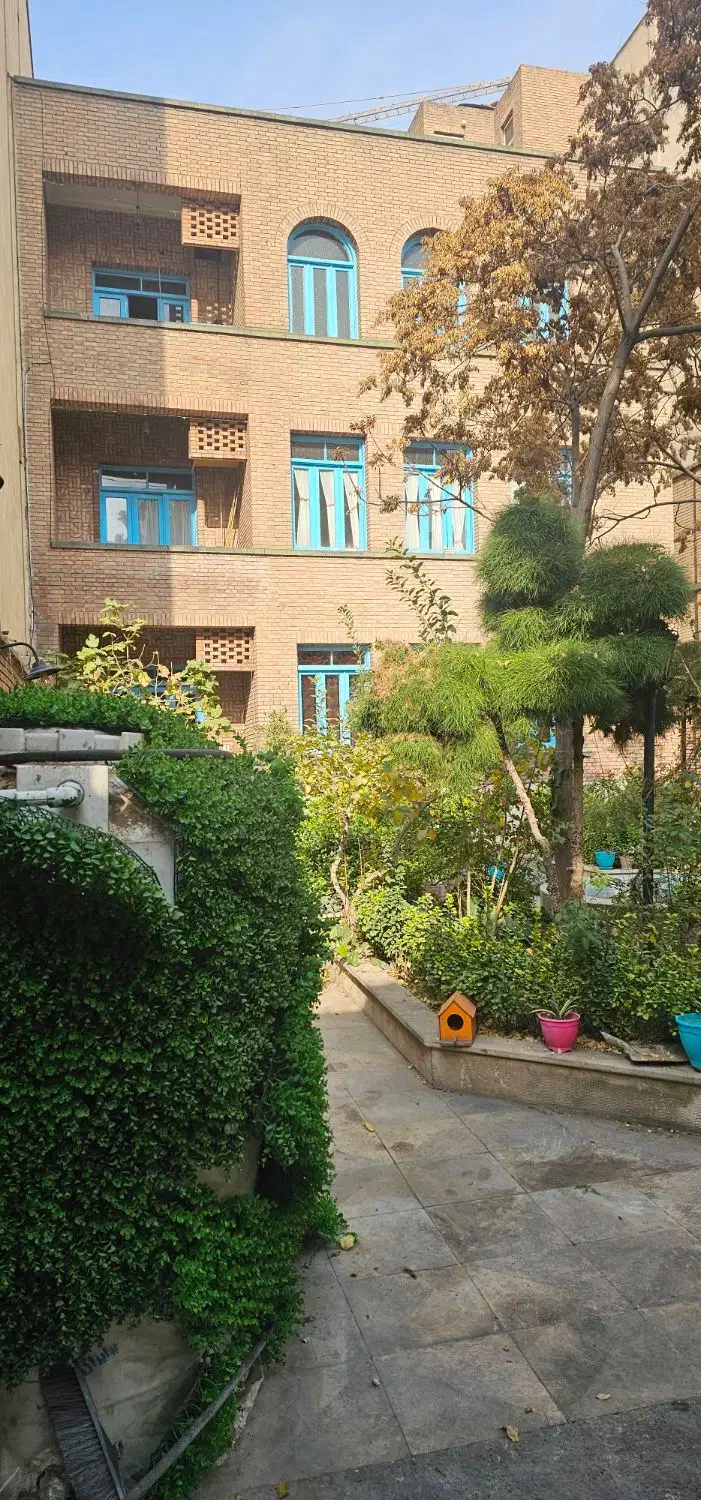 ۸۰۰ متر بنا با ۳۰۰ متر حیاط دربست خ نجات الهی