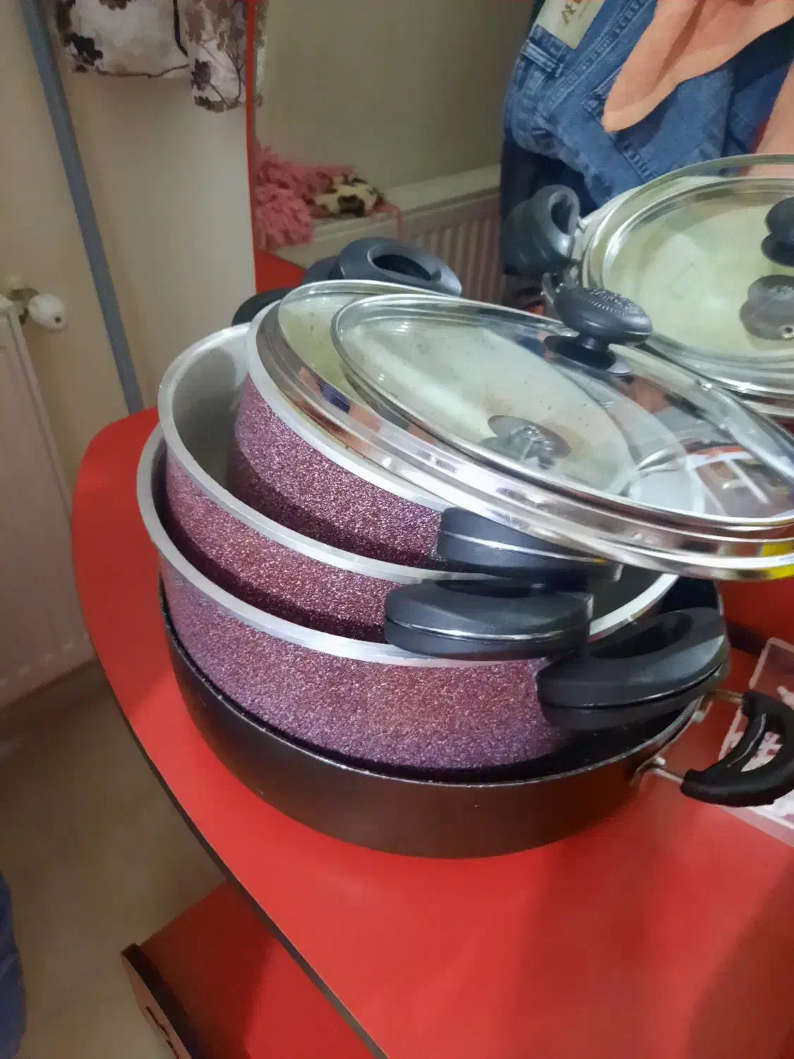 دو دست سرویس قابلمه و یه ماهیتابه بزرگگ|ظروف پخت‌وپز|اصفهان, ارغوانیه|دیوار