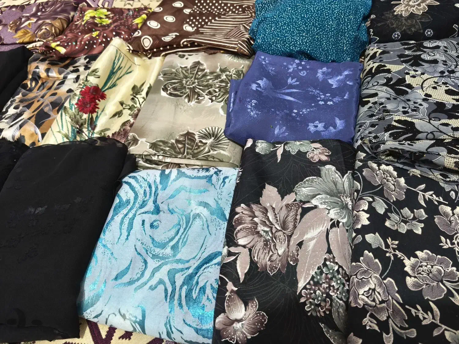 تعدادی پارچه|لباس|مرند, |دیوار