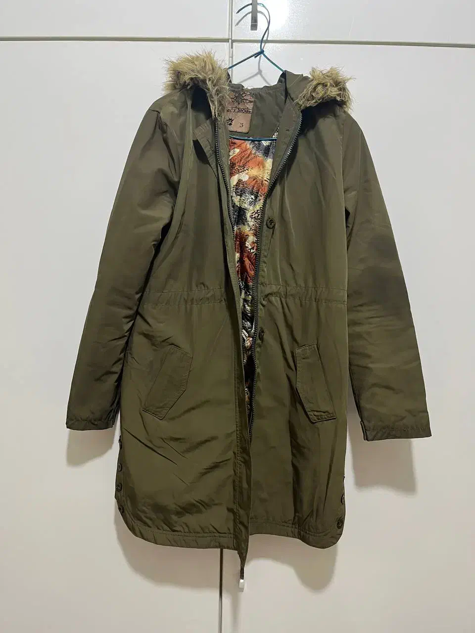 لباس زمستانه در حد نو|لباس|ساری, |دیوار