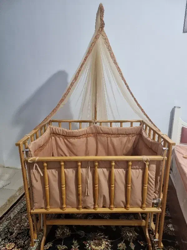 گهواره سنتی و تخت کنار مادر|تخت و صندلی بچه|اندیشه, اندیشه فاز ۳|دیوار