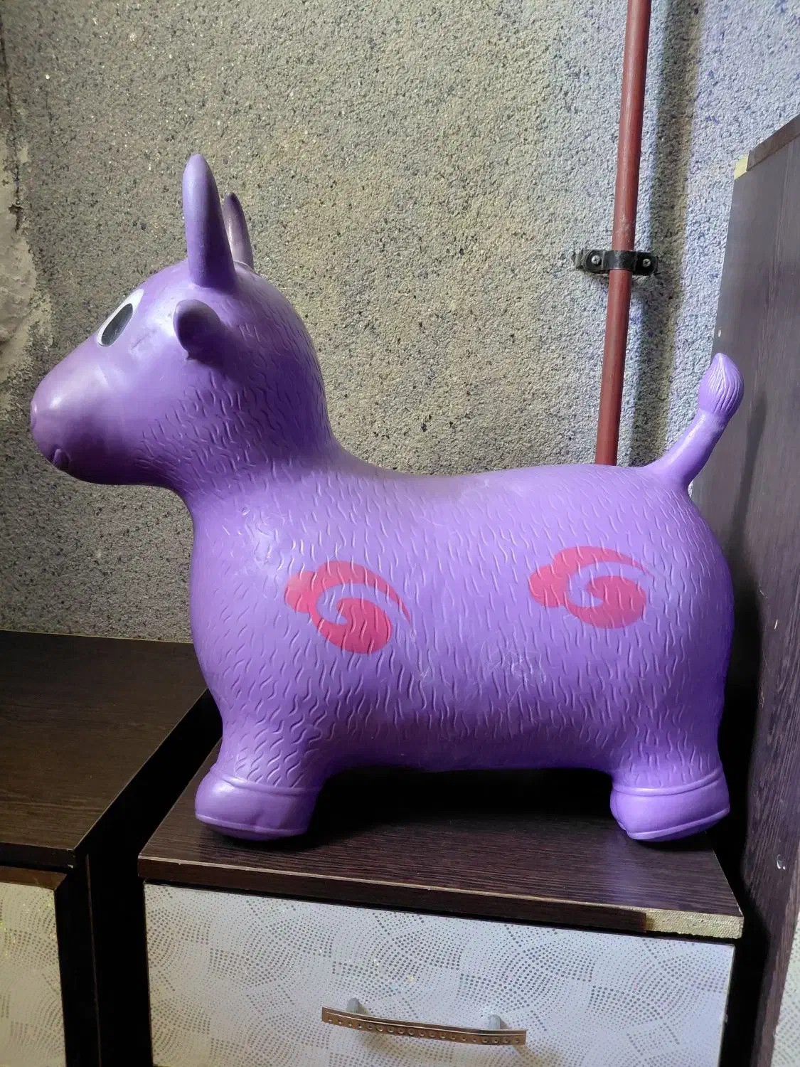 گاو بادی|اسباببازی بچه|دوگنبدان, |دیوار