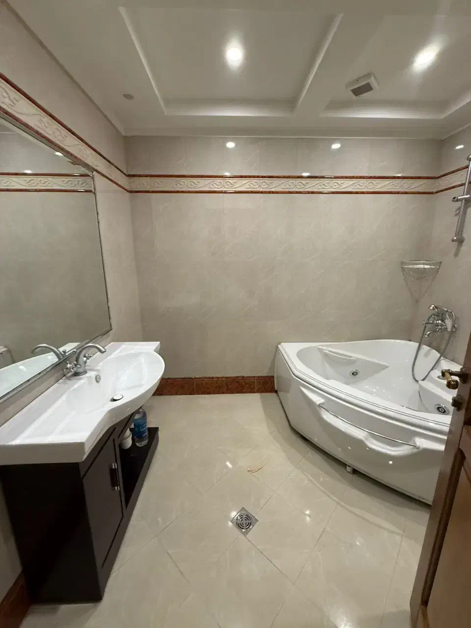 الهیه 320 متر تک واحدی با ارتفاع سقف 4.5 متر