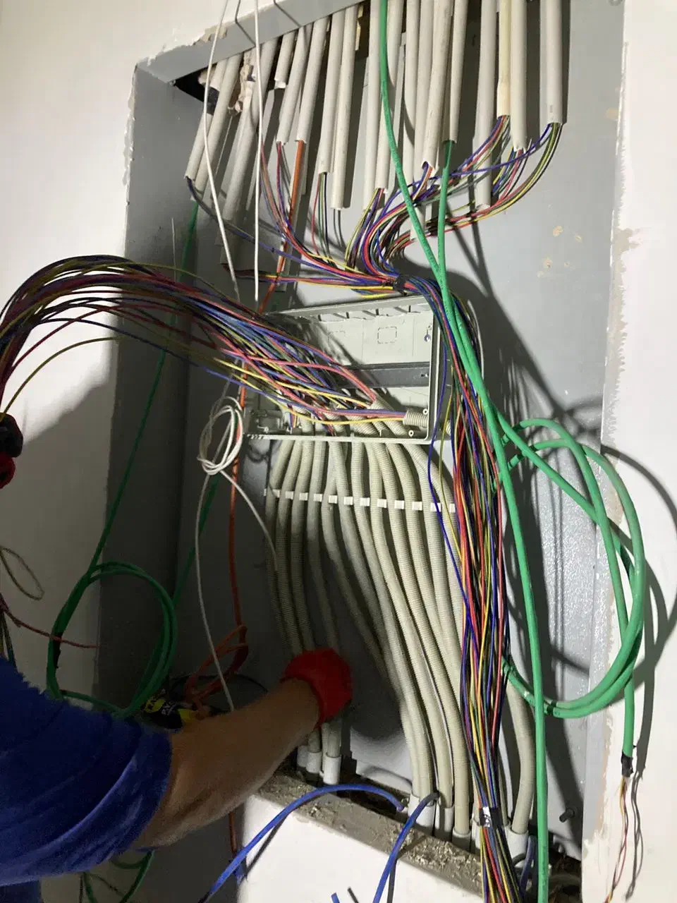 نصب  راه اندازی انواع تابلوهای برق|خدمات پیشه و مهارت|اصفهان, باغ زیار|دیوار