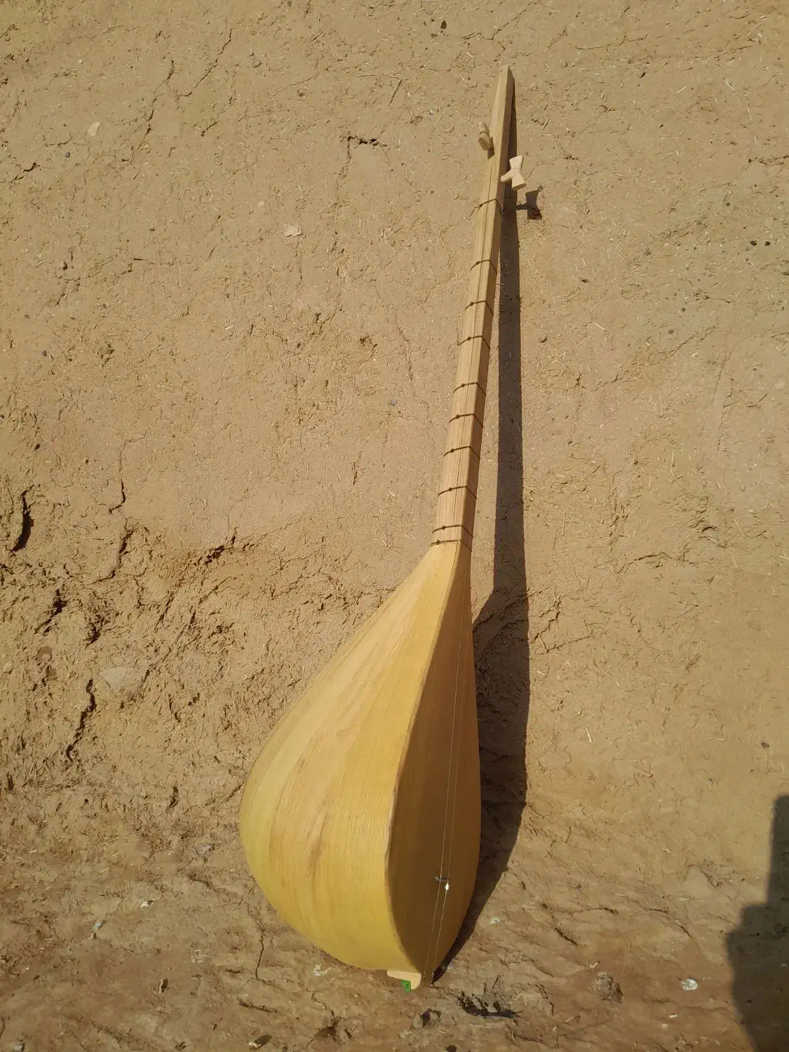 دوتارر|سازهای سنتی|تربت جام, پاسداران|دیوار