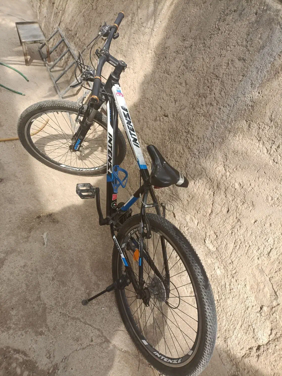 دوچرخه|دوچرخه، اسکیت، اسکوتر|خشت, |دیوار