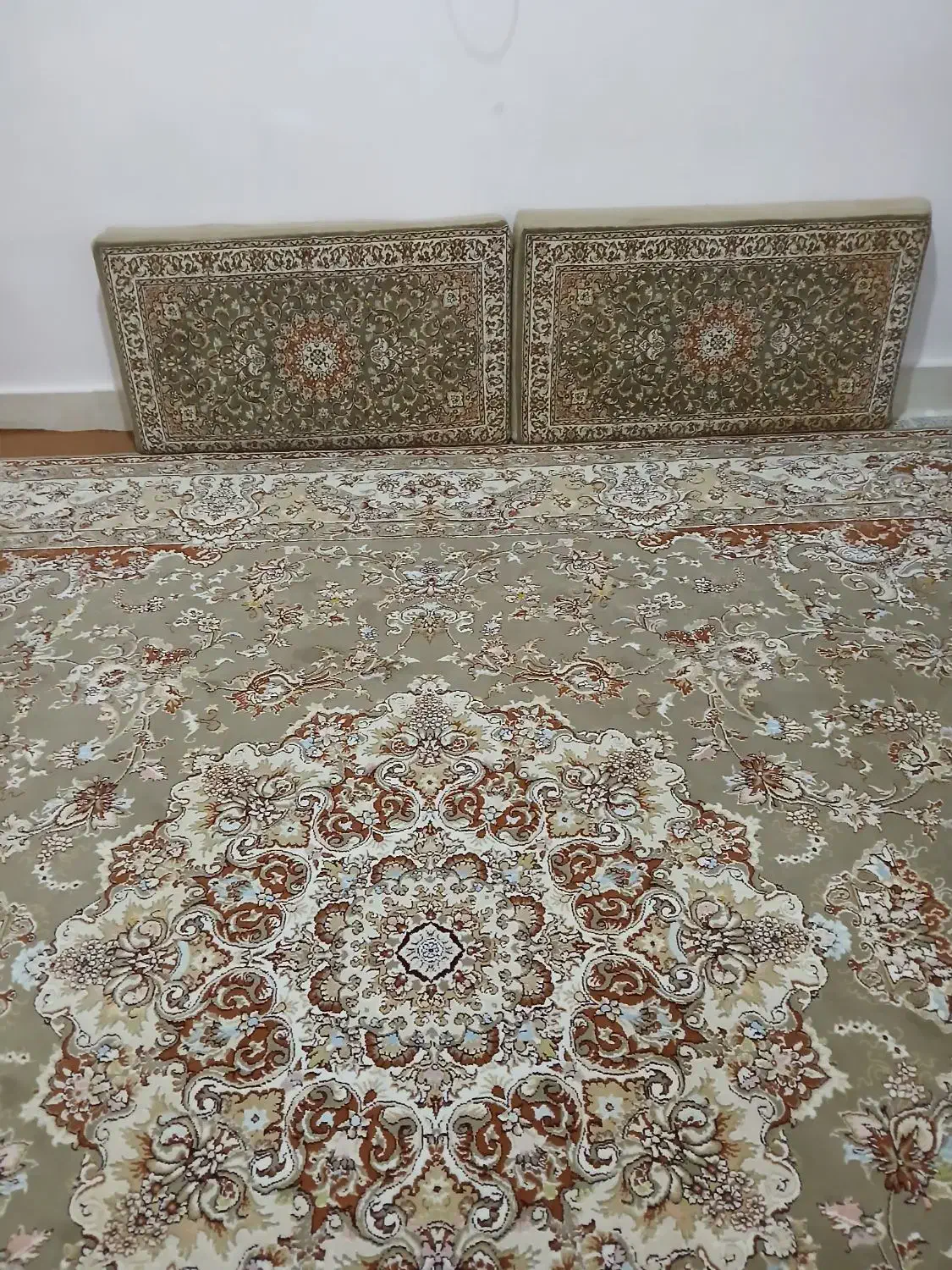 فرش ۱۲ متری و یک جفت پشتی|فرش|قم, چهل درخت‎|دیوار