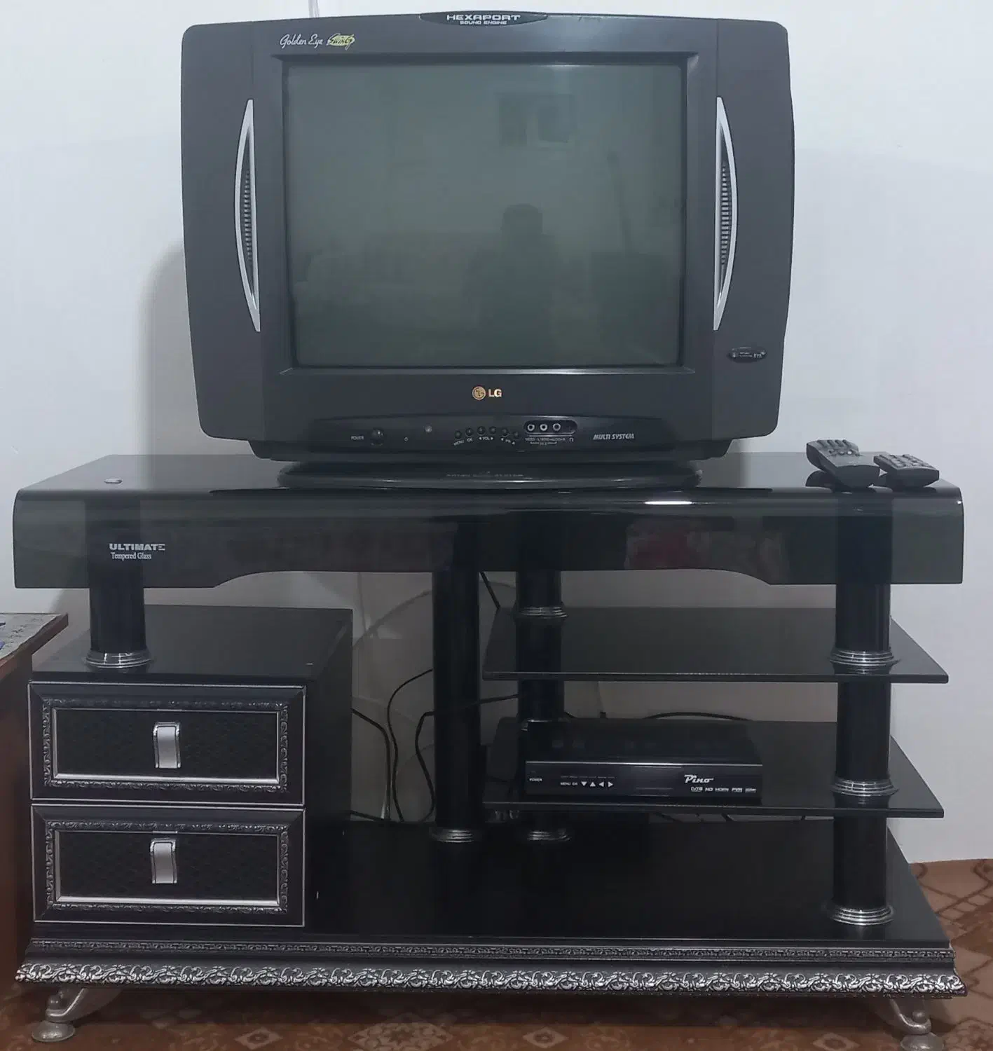 تلویزیون 21 اینچ الجی + دیجیتال + میز تلویزیون|تلویزیون و پروژکتور|اردبیل, |دیوار