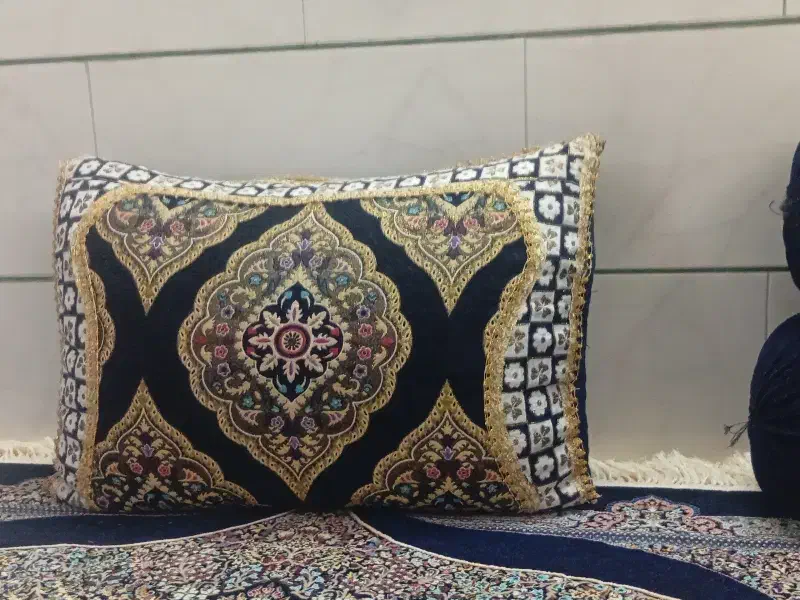 بالشت|رختخواب، بالش، پتو|بم, |دیوار