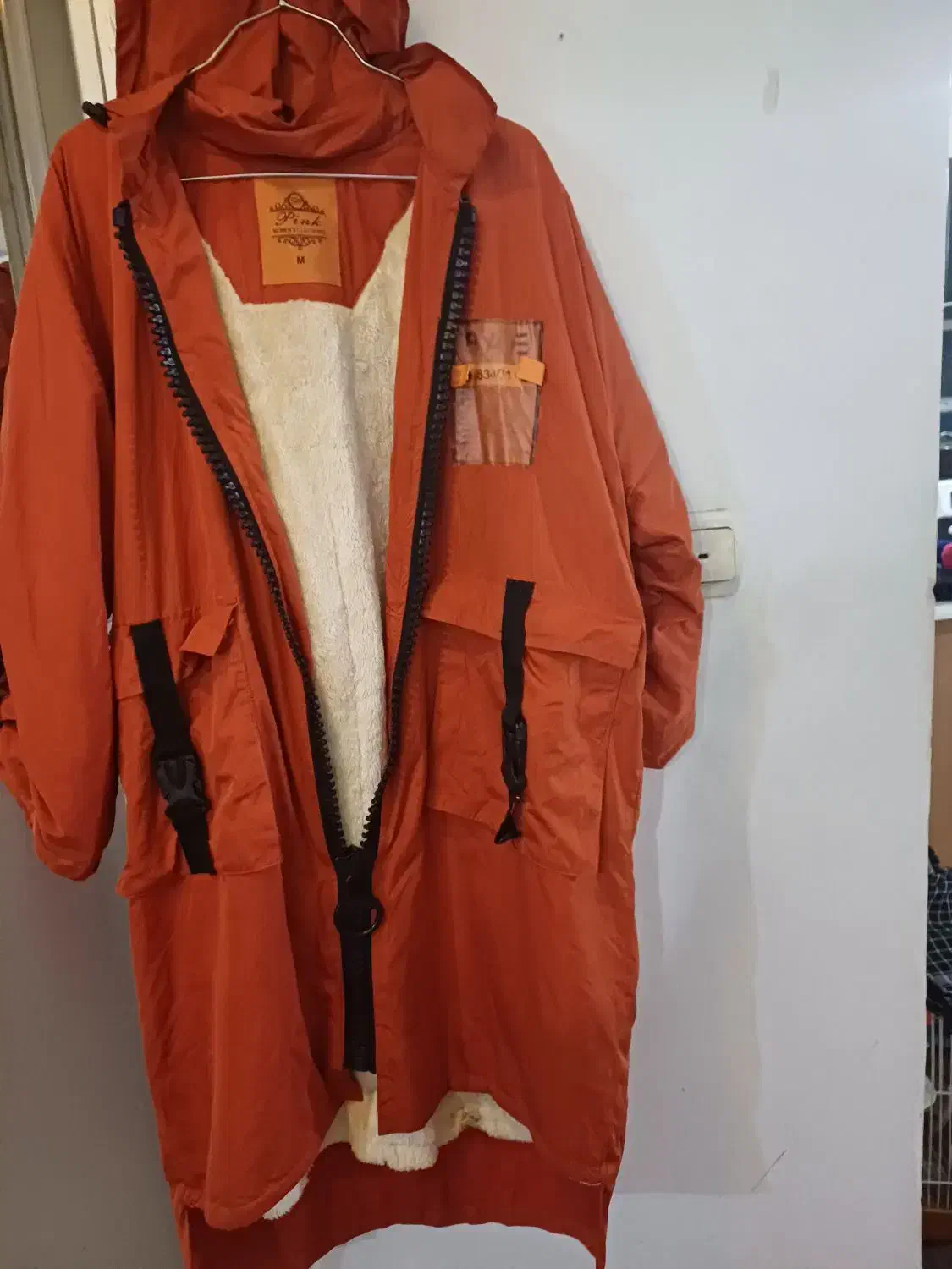 کاپشن|لباس|شاهینشهر, خبرنگار|دیوار