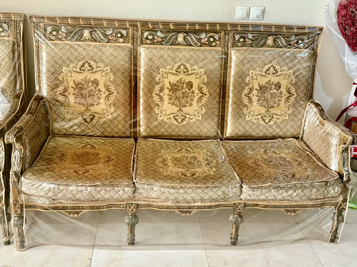 یک دست مبل ۹ نفره سلطنتی به همراه ویترین زیبا|مبلمان خانگی و میز عسلی|اصفهان, پارک مشتاق|دیوار