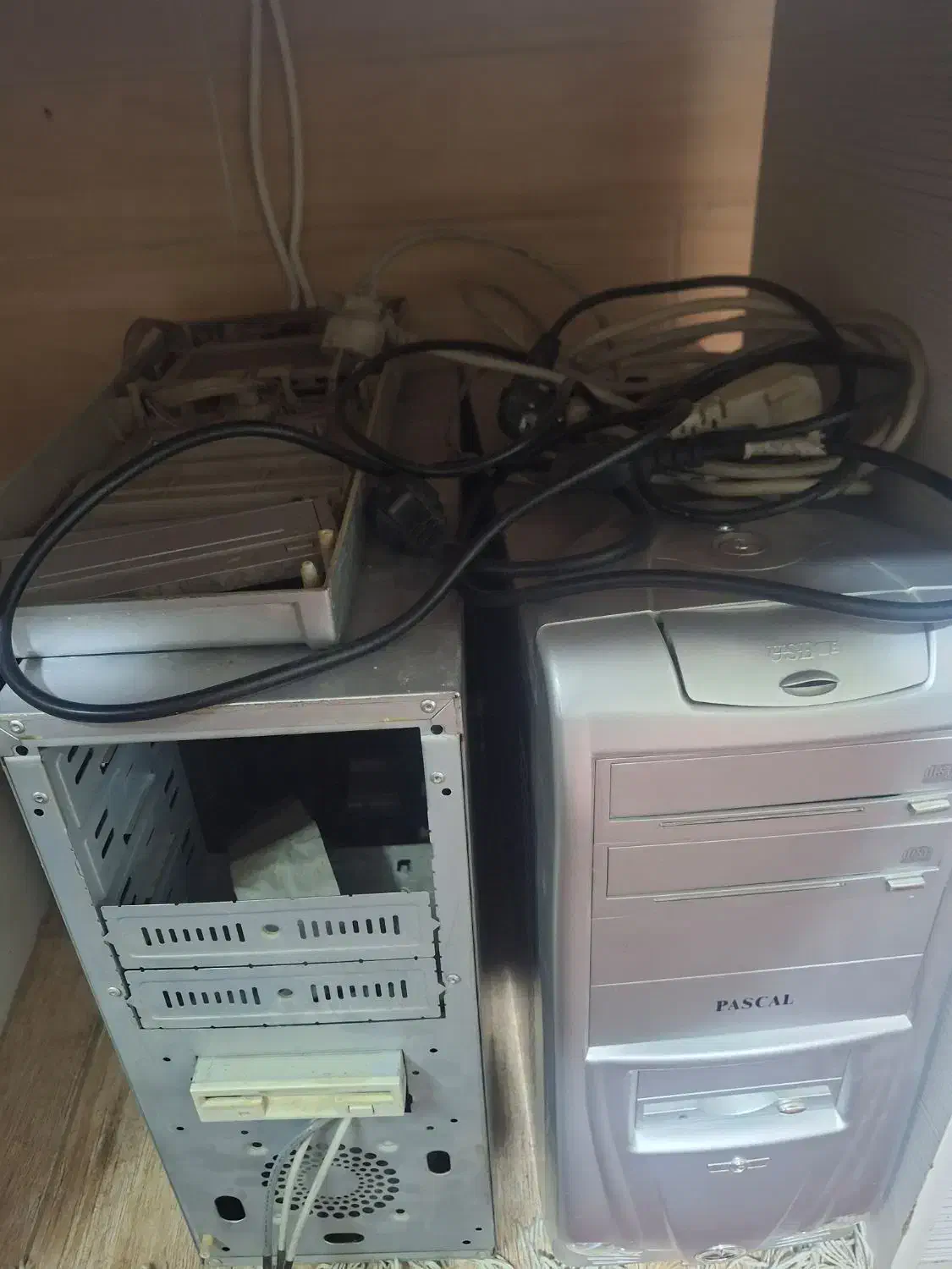 دو عدد کیس|رایانه رومیزی|شاهین‌شهر, سعدی جنوبی|دیوار