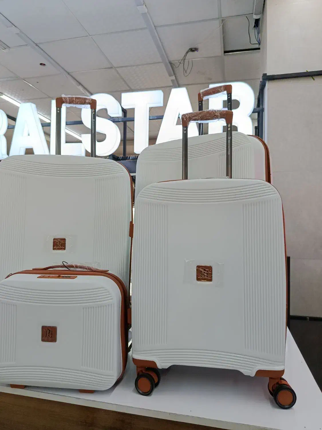 چمدونهای نشکن  بر ای جهیزیه و سفر خاص|کیف، کفش، کمربند|فولادشهر, C5|دیوار