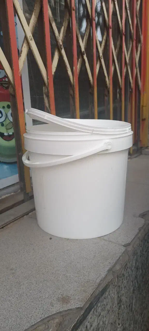 سطل پلاستیکی درب دار و دسته دار|ظروف نگهدارنده، پلاستیکی، یک‌بارمصرف|قم, انسجام|دیوار