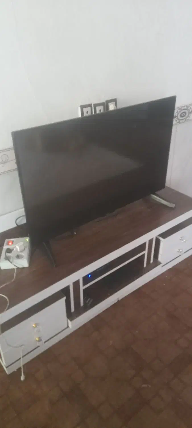 ال ای دی ۴۳اینچ خاموش شده روچراغ چشمک زن هس|تلویزیون و پروژکتور|تهران, سعیدآباد|دیوار