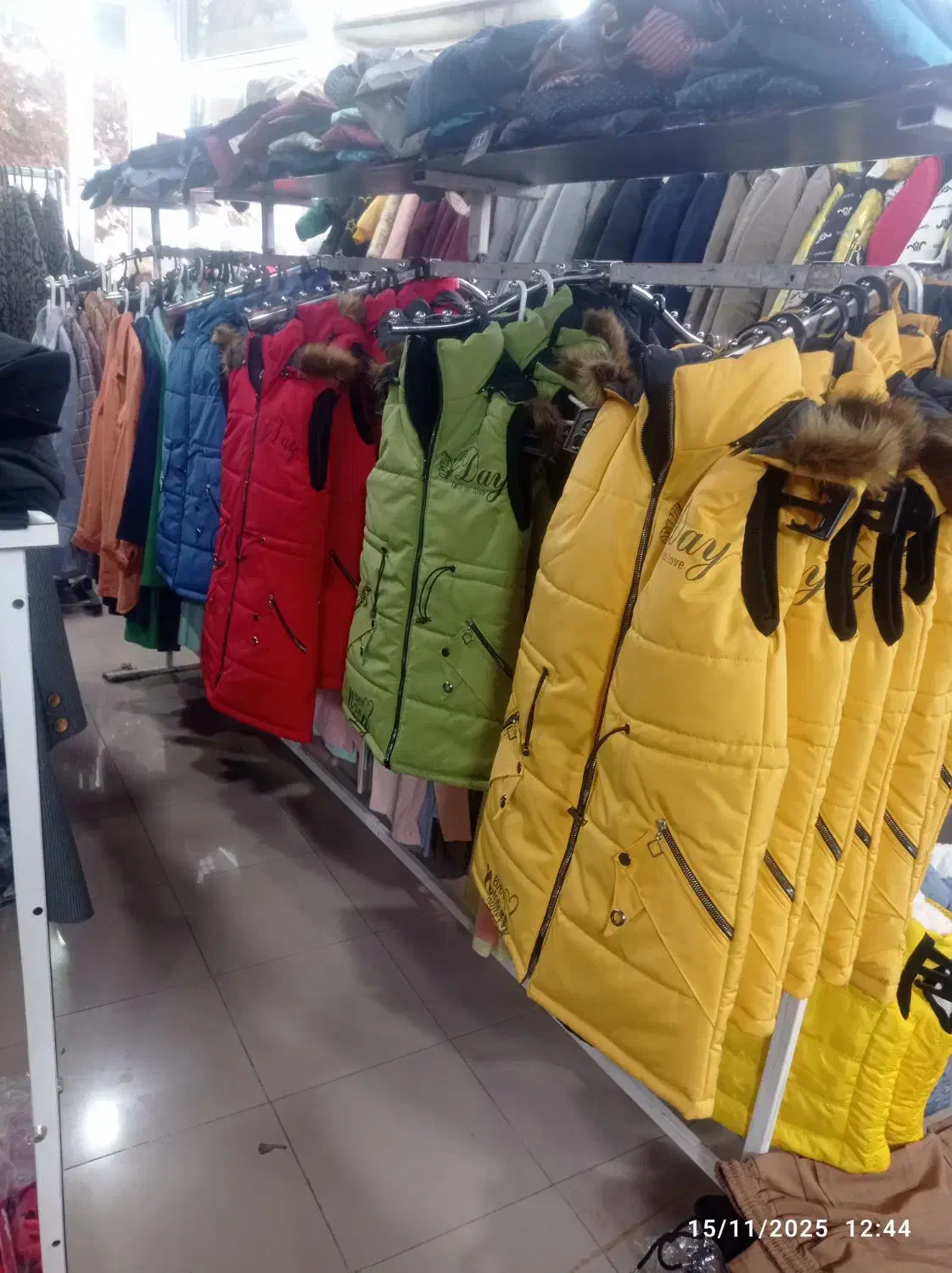 ارزانسرای تندیس|لباس|خوی, |دیوار