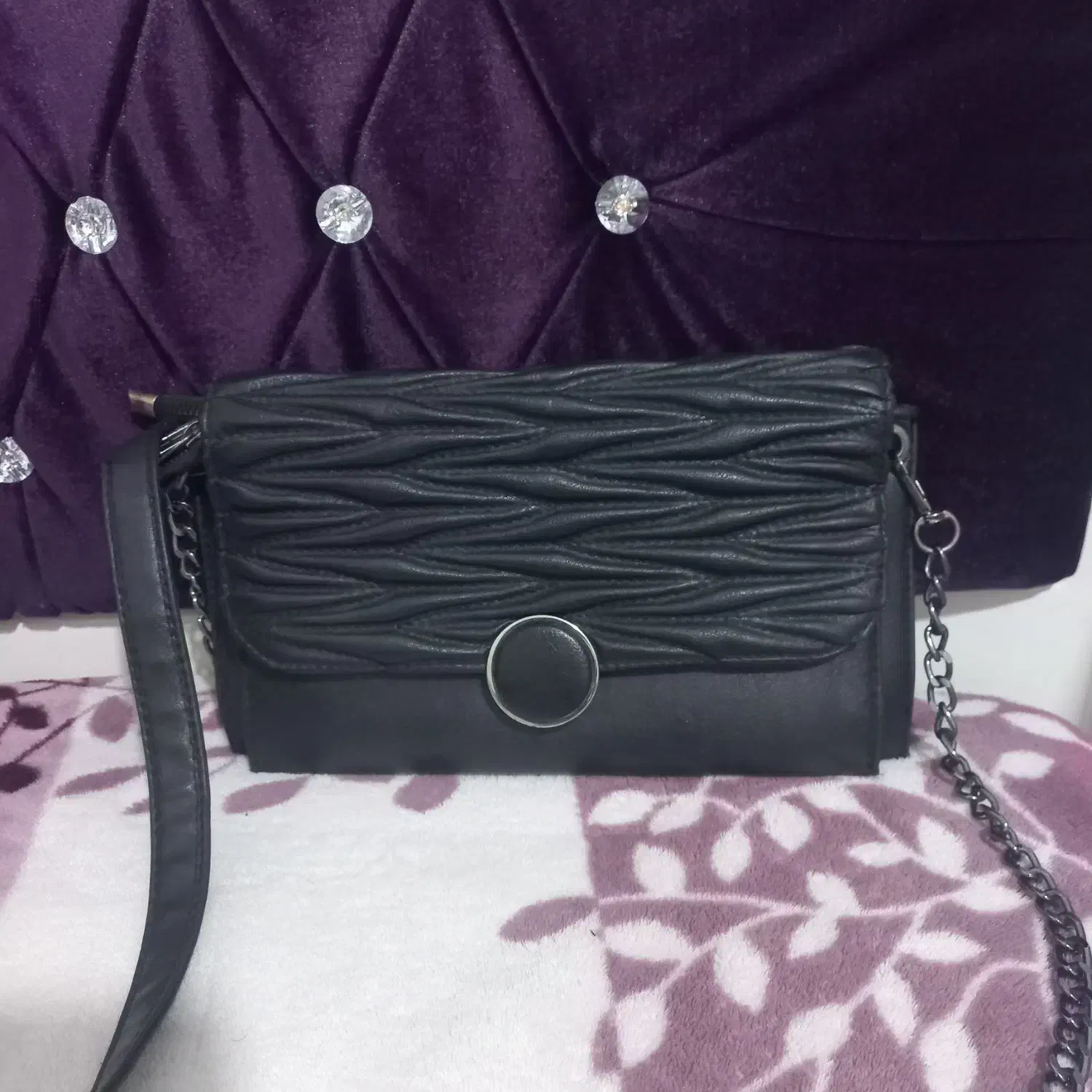 تعدادی کیف|کیف، کفش، کمربند|دورود, |دیوار