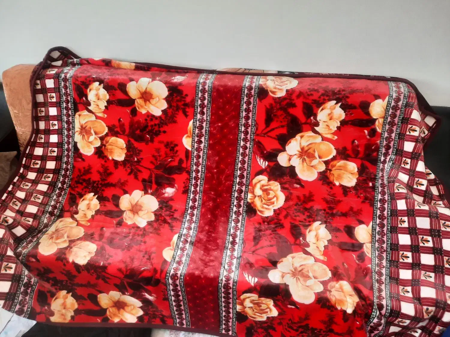 پتوی خارجی|رختخواب، بالش، پتو|گلبهار, شهر جدید گلبهار|دیوار