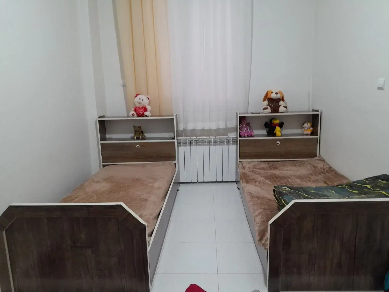 تختخواب ومیز تحریر|تخت و سرویس خواب|مهاجران, |دیوار