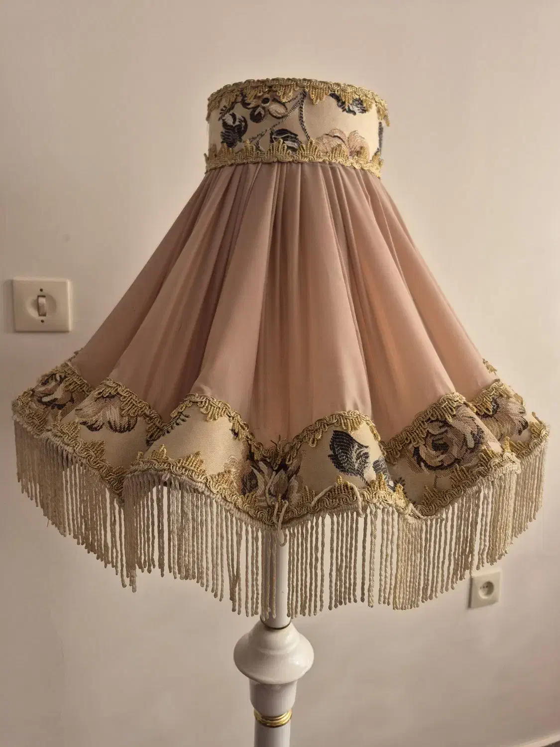 آباژور ایستاده|چراغ خواب و آباژور|ری, سیزده آبان|دیوار